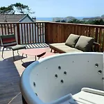 Camelia Rose Vue Et Jacuzzi