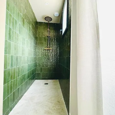 Camelia Rose Vue Et Jacuzzi لاكانو